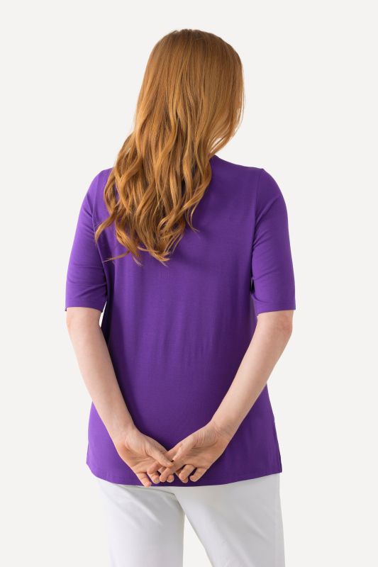 T-shirt à col V et manches courtes. Doublé sur le devant