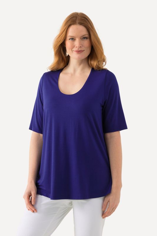T-shirt à col V et manches courtes. Doublé sur le devant