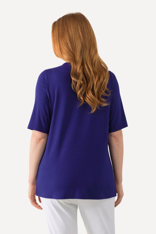T-shirt à col V et manches courtes. Doublé sur le devant