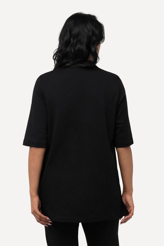 T-shirt à col cygne et manches courtes. Coupe évasée