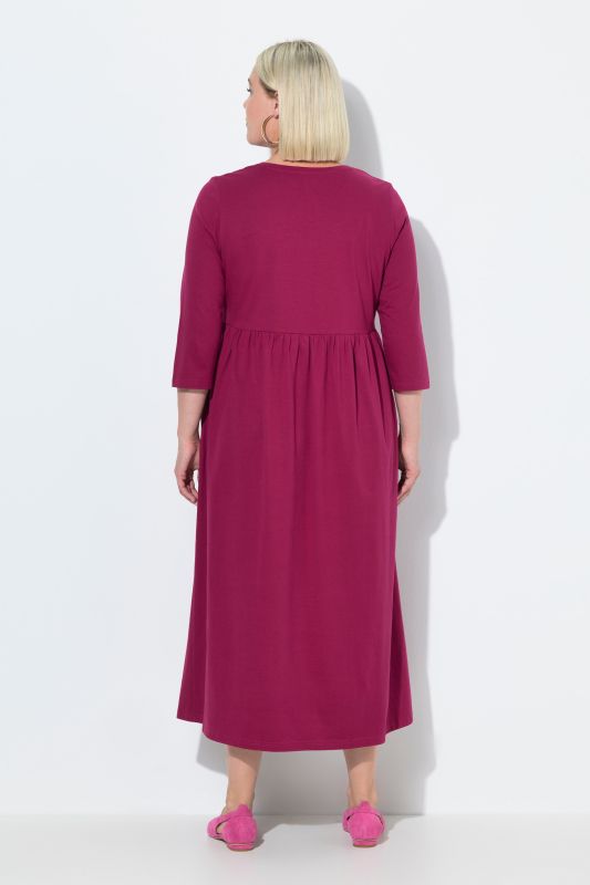 Robe en jersey, couture empire. Décolleté en V et manches 3/4. Poches