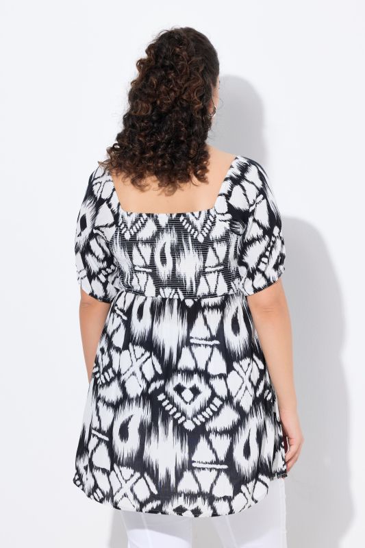 Blouse smockée, silhouette en A évasée, encolure carrée et manches courtes