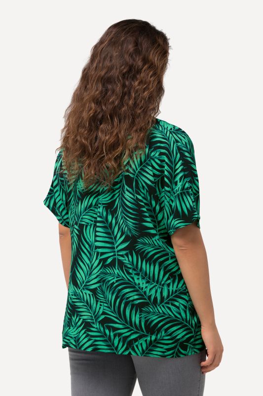 Blouse en crêpe motif palmiers à manches courtes et encolure en V. Ligne A