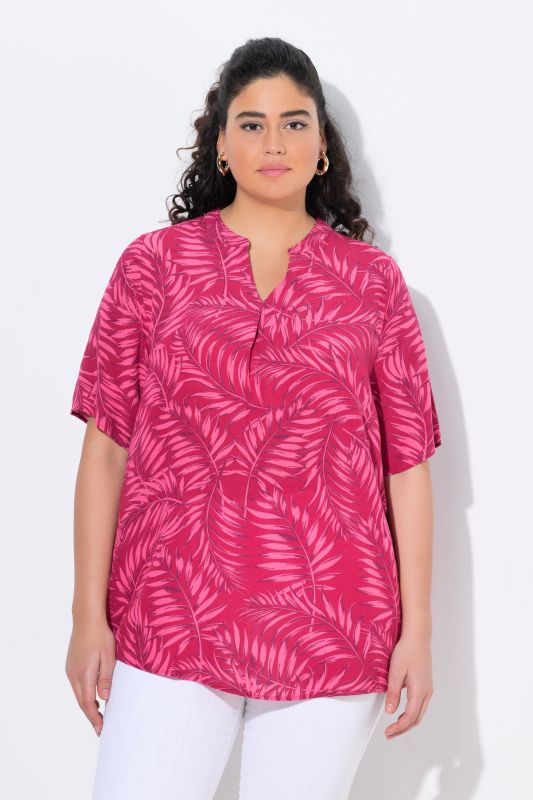 Blouse en crêpe motif palmiers à manches courtes et encolure en V. Ligne A