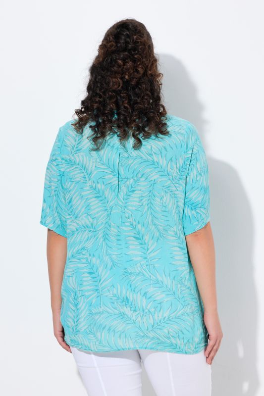 Blouse en crêpe motif palmiers à manches courtes et encolure en V. Ligne A