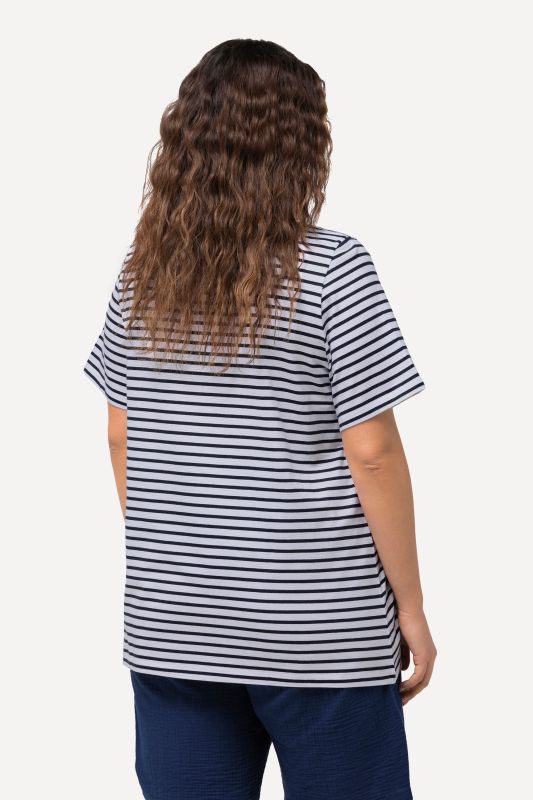T-shirt à col rond et manches courtes. Broderie palmiers et rayures.