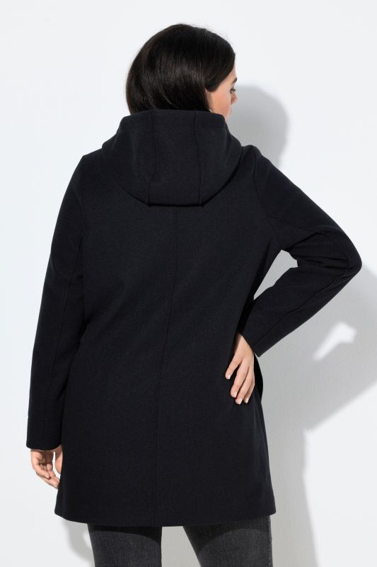 Duffle-coat, coupe évasée. Col montant et capuche. Boutons Brandebourg.