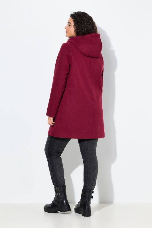 Duffle-coat, coupe évasée. Col montant et capuche. Boutons Brandebourg.