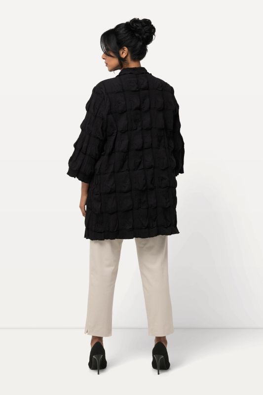 Veste à décolleté V et manches 3/4. Matière texturée 3D. Coupe évasée
