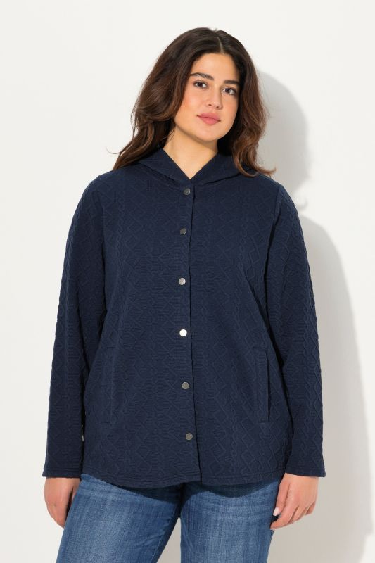 Veste à capuche, motif torsadé et boutons-pression. Dos plus long.