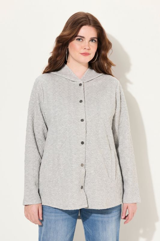 Veste à capuche, motif torsadé et boutons-pression. Dos plus long.