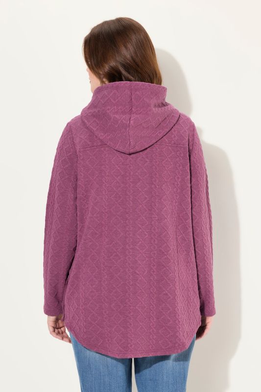 Veste à capuche, motif torsadé et boutons-pression. Dos plus long.