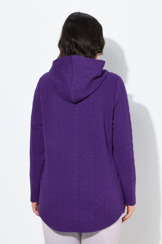 Veste à capuche, motif torsadé et boutons-pression. Dos plus long.