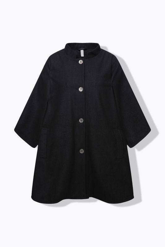 Cape col montant, patte de boutonnage et manches longues