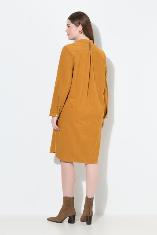 Robe en velours côtelé, passepoils, plis décoratifs, manches longues