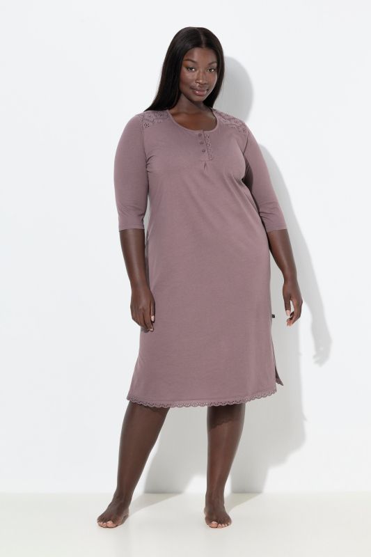 Chemise de nuit à col rond et manches 3/4, broderie ajourée et pli décoratif