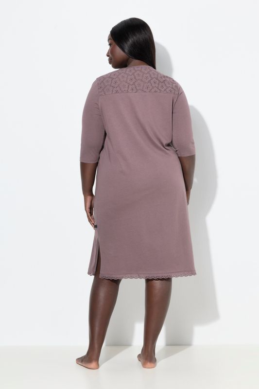 Chemise de nuit à col rond et manches 3/4, broderie ajourée et pli décoratif