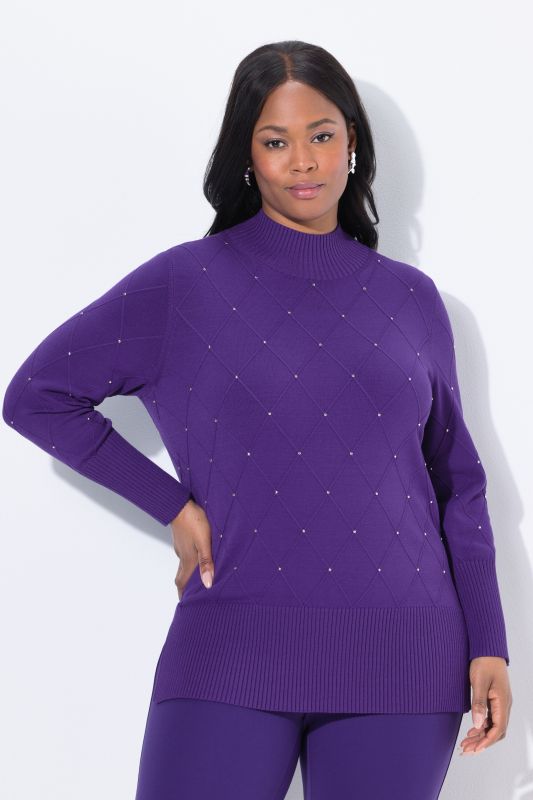 Pull motif losanges, petits rivets fantaisie, col légèrement montant et manches longues