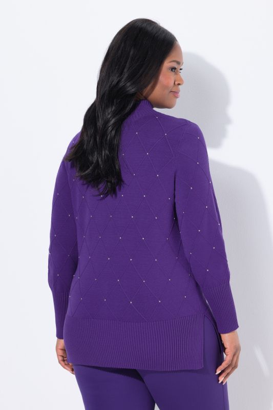 Pull motif losanges, petits rivets fantaisie, col légèrement montant et manches longues