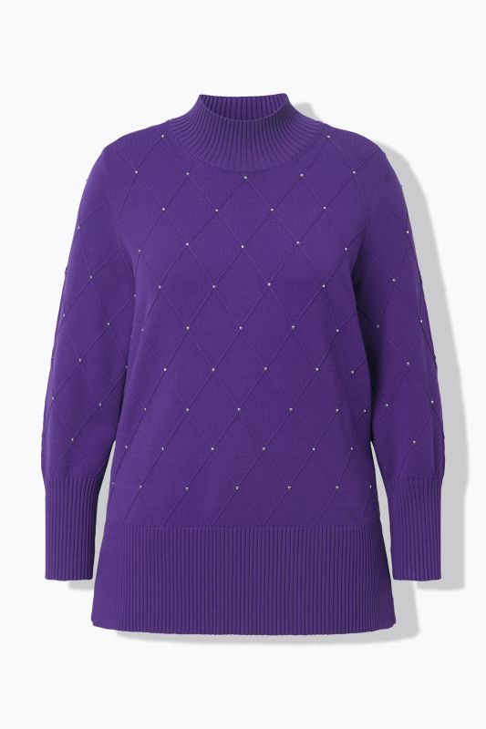 Pull motif losanges, petits rivets fantaisie, col légèrement montant et manches longues