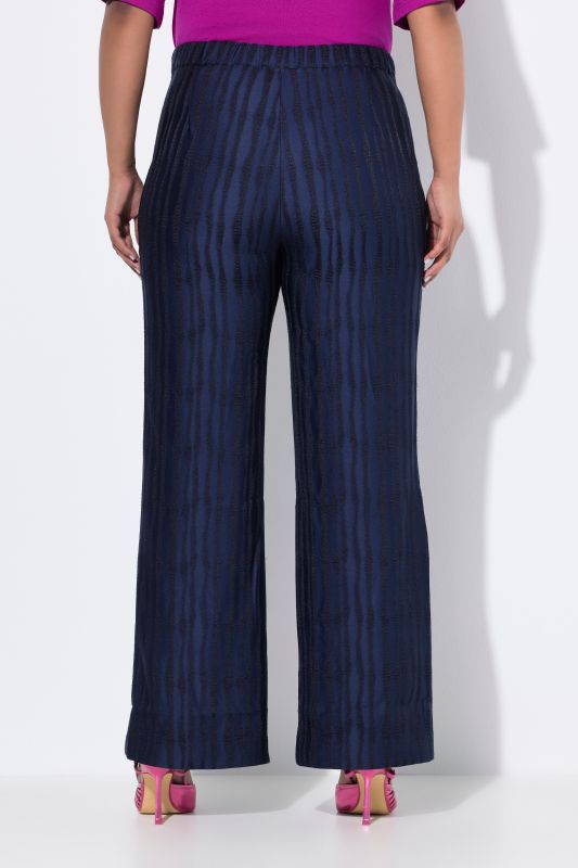 Pantalon jambe droite et large, taille confortable et matière texturée