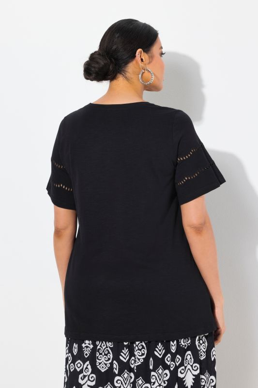 T-shirt, broderie ajourée, coupe évasée, col V, manches chauve-souris