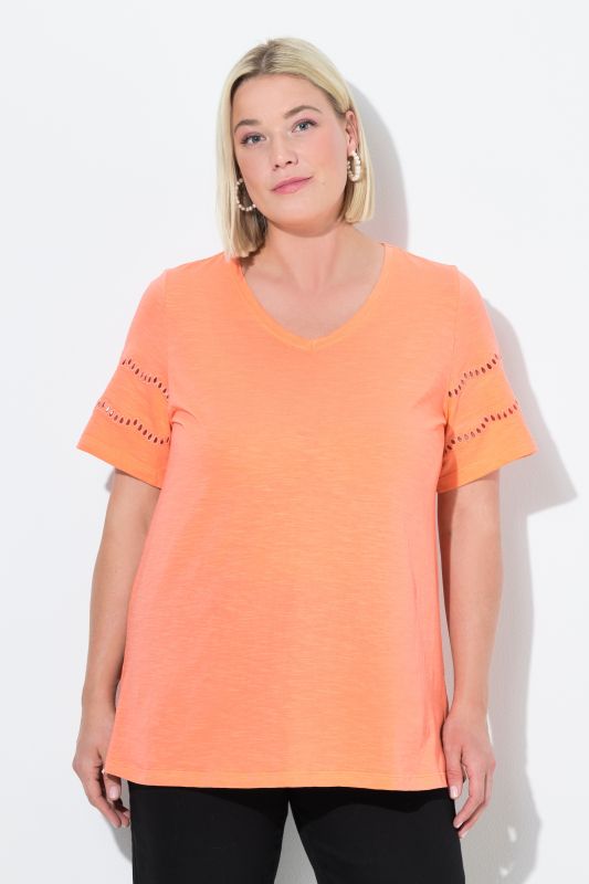 T-shirt, broderie ajourée, coupe évasée, col V, manches chauve-souris