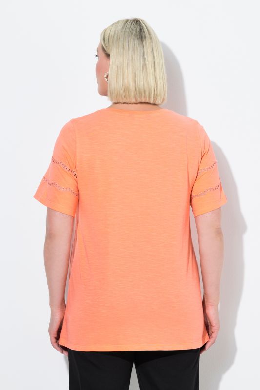 T-shirt, broderie ajourée, coupe évasée, col V, manches chauve-souris