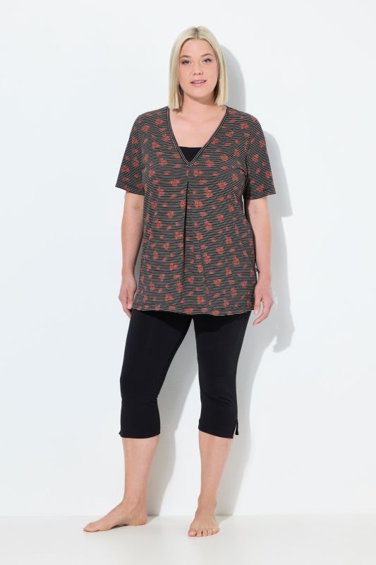 Pyjama. T-shirt col V et manches courtes. Pantalon corsaire