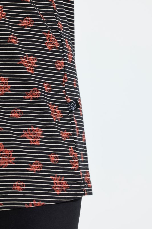 Pyjama. T-shirt col V et manches courtes. Pantalon corsaire