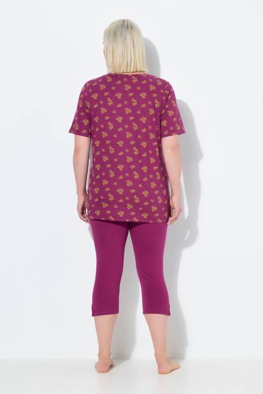 Pyjama. T-shirt col V et manches courtes. Pantalon corsaire