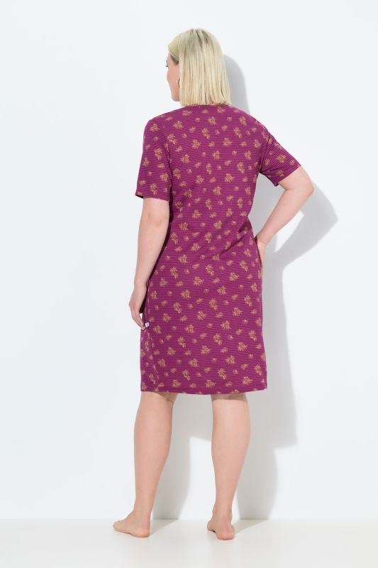 Chemise de nuit à col en V et manches courtes. Motif rayures/fleurs