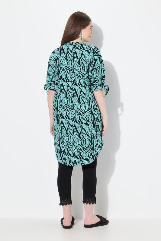 Tunique en jersey en coton bio. Col montant et manches courtes. Motif jungle