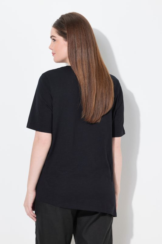 T-shirt en coton bio. Col V et manches courtes. Perles fantaisie