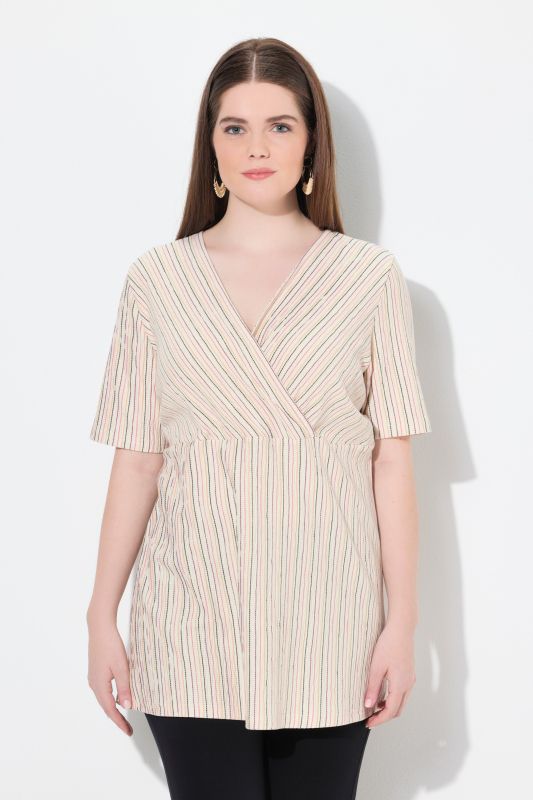 T-shirt en coton bio. Décolleté en V esprit cache-cœur. Manches courtes