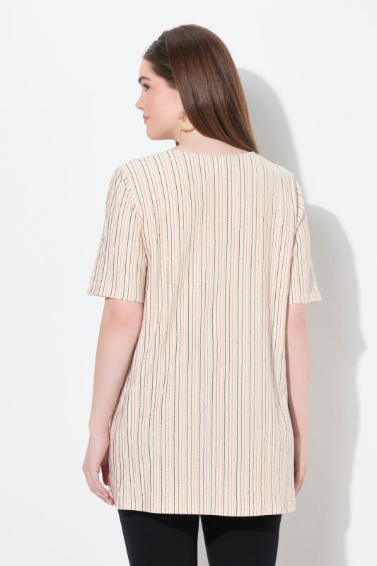 T-shirt en coton bio. Décolleté en V esprit cache-cœur. Manches courtes