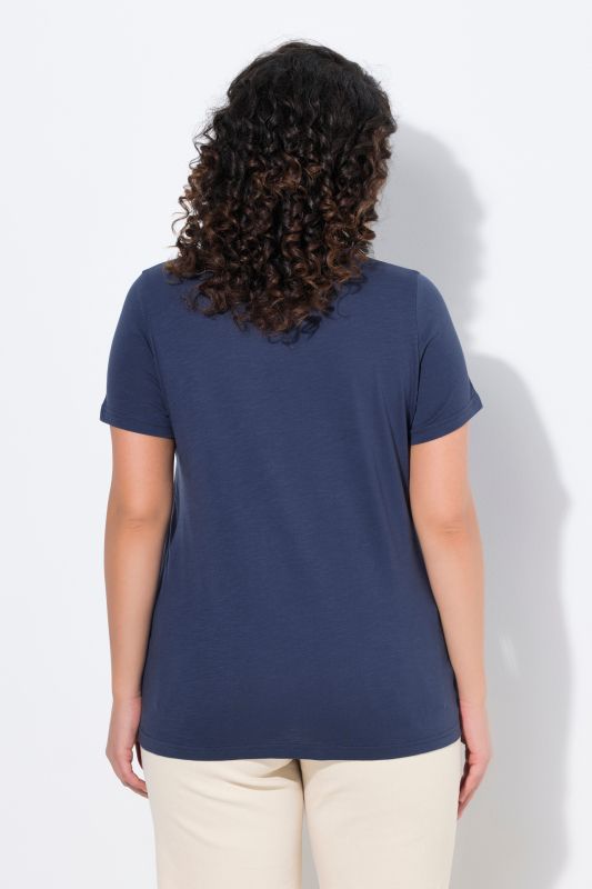 T-shirt en coton bio. Col rond et manches courtes. Motifs brodés