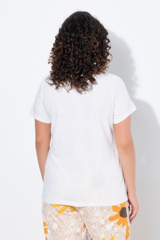 T-shirt en coton bio. Col rond et manches courtes. Motifs brodés
