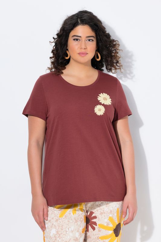 T-shirt en coton bio. Col rond et manches courtes. Motifs brodés