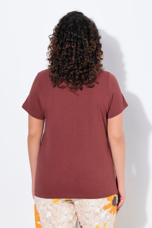 T-shirt en coton bio. Col rond et manches courtes. Motifs brodés