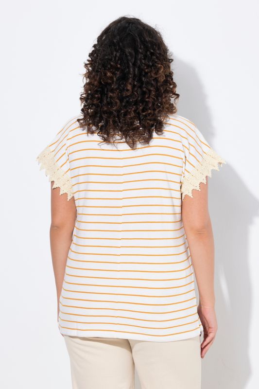 T-shirt rayé en coton bio. Col bateau et manches courtes
