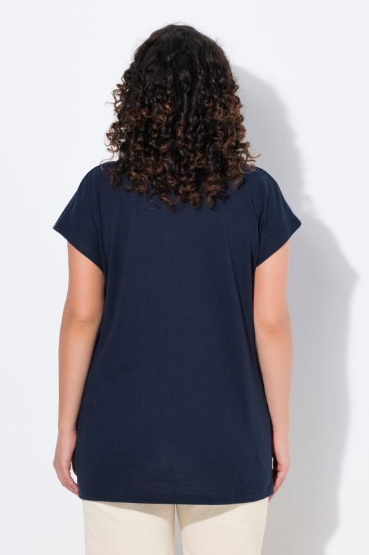 T-shirt en coton bio. Col tunisien et manches courtes