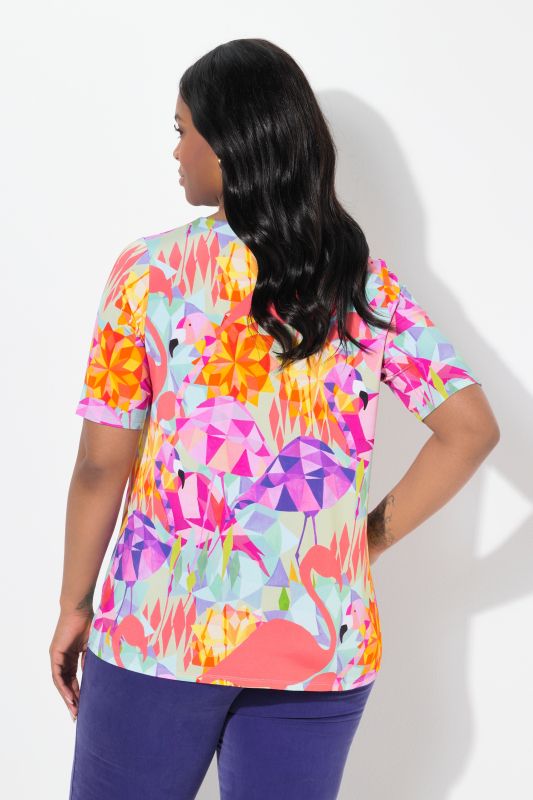 T-shirt au tombé fluide. Décolleté en cœur et manches courtes