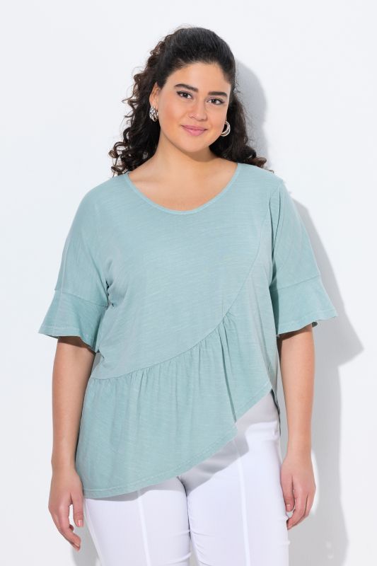 T-shirt oversize en coton bio. Col en V et manches courtes. Volant à la base