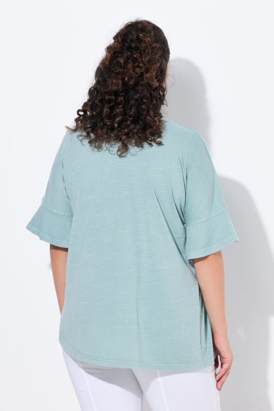 T-shirt oversize en coton bio. Col en V et manches courtes. Volant à la base