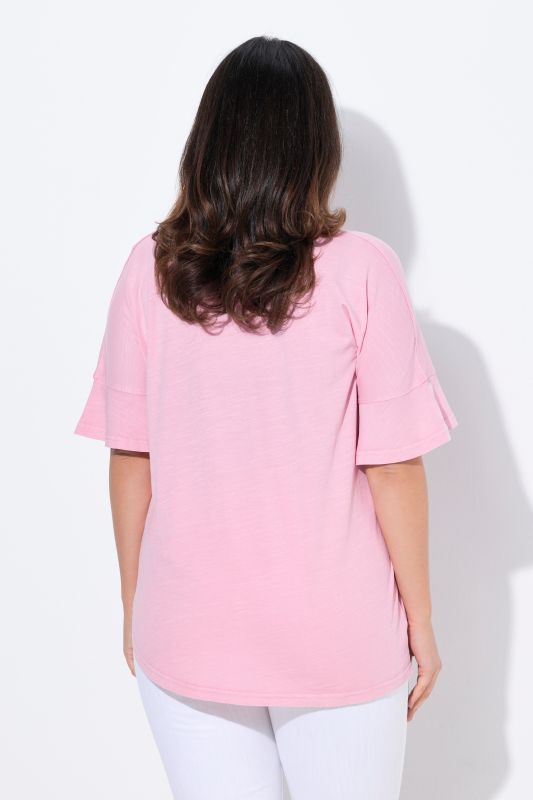 T-shirt oversize en coton bio. Col en V et manches courtes. Volant à la base