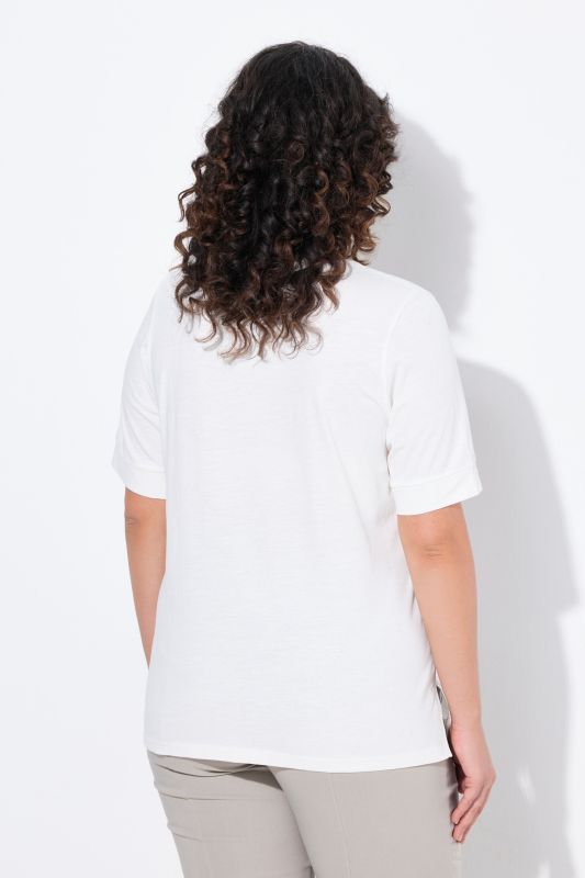 T-shirt à col rond et manches courtes. Imprimé fleurs et lettres brodées