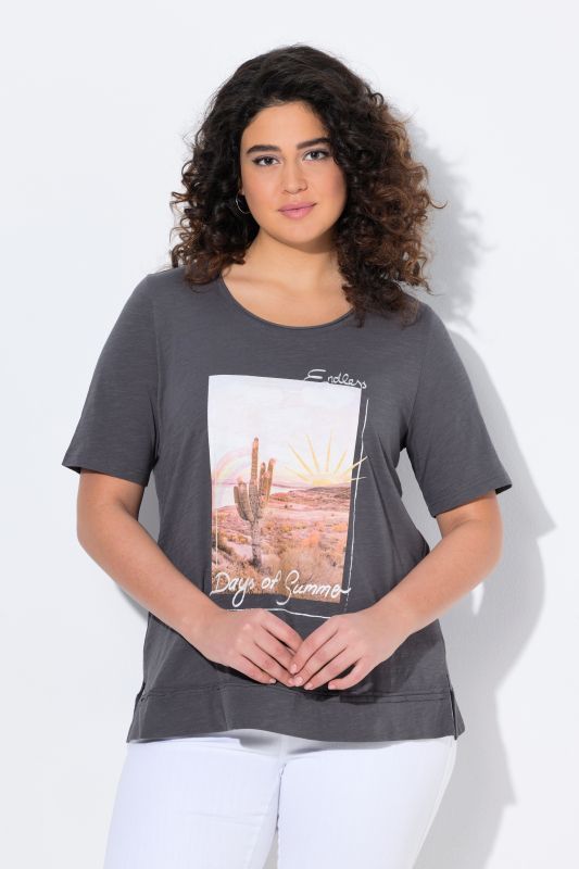 T-shirt à manches courtes. Encolure ronde à bords roulottés. Coupe Classic et imprimé cactus
