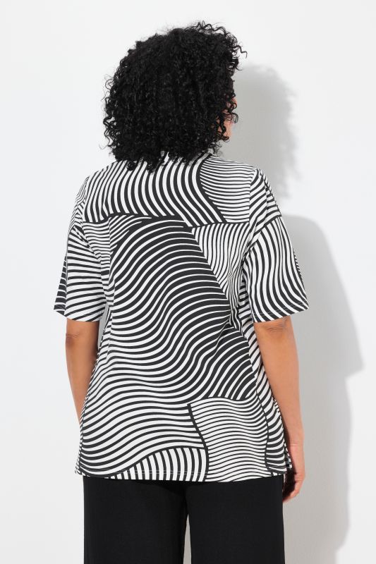 T-shirt à imprimé graphique. Col en V et manches courtes. Coupe évasée