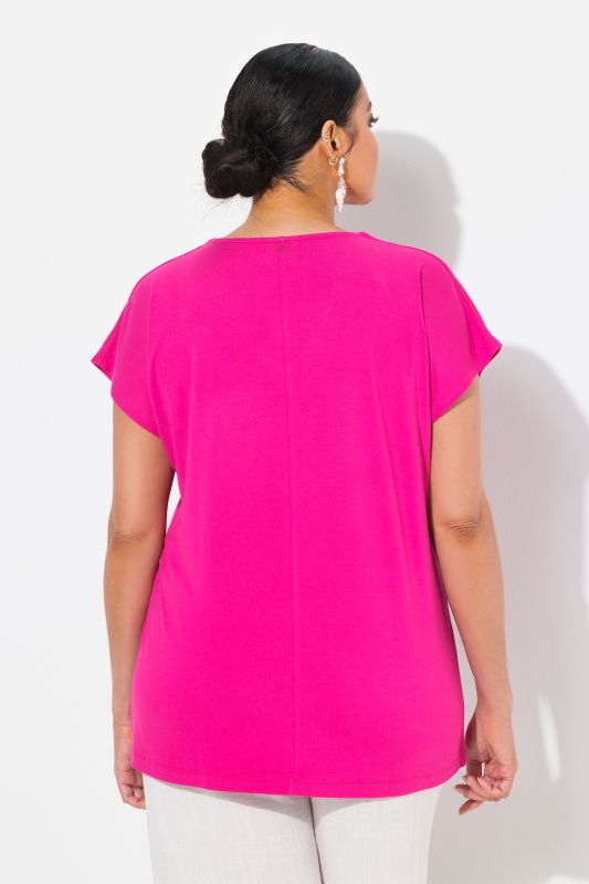 T-shirt oversize. Col en V et manches courtes. Imprimé chatoyant